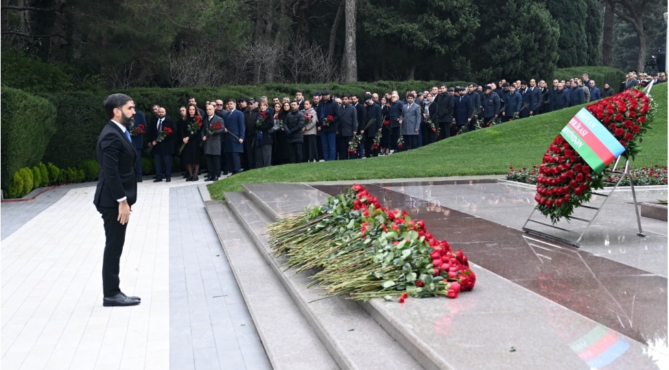 socar-in-kollektivi-ulu-onder-heyder-eliyevin-mezarini-ziyaret-edib