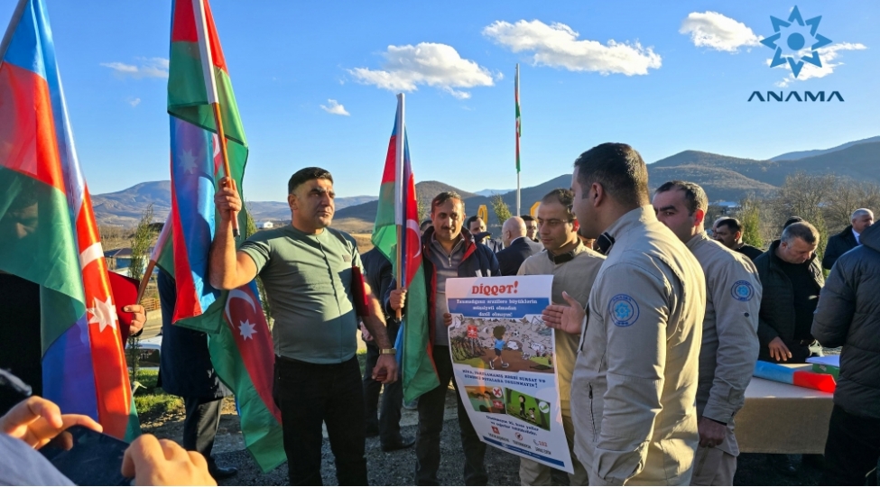 anama-xocaliya-kochen-sakinlere-telim-kechib-foto