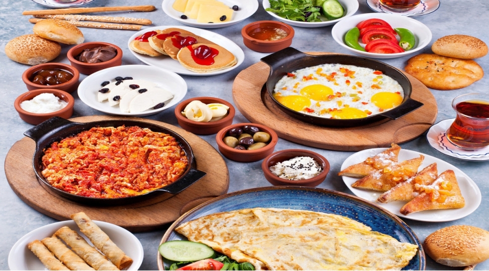 bu-il-azerbaycanda-kafe-ve-restoranlarin-gelirleri-2-milyard-manati-otub