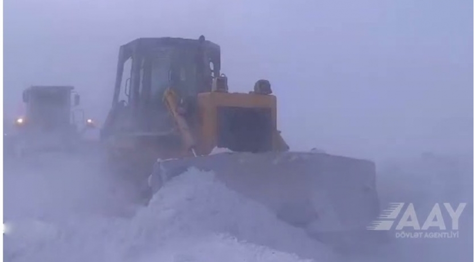 kelbecer-ve-lachin-rayonlarinda-muxtelif-teyinatli-yollar-qardan-temizlenir-video