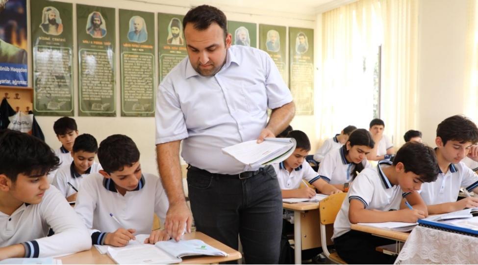 paytaxt-mekteblerinde-chalishan-muellimlerin-orta-ayliq-emekhaqqi-achiqlanib