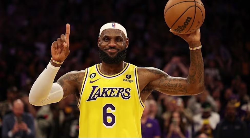 lebron-ceyms-nba-tarixinde-en-chox-deqiqe-oynayan-oyunchu-oldu