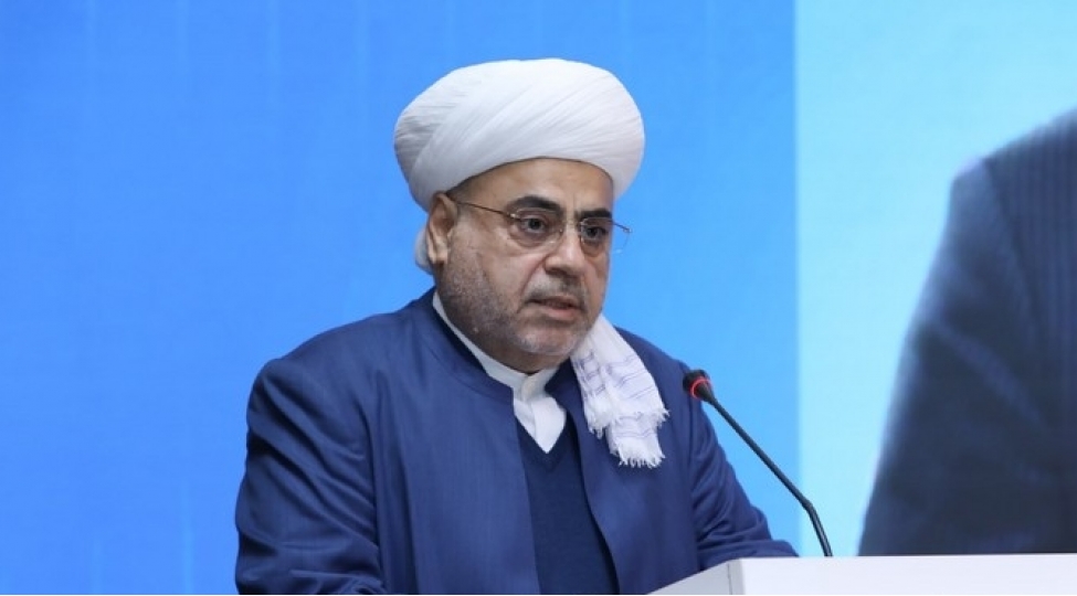 qmi-sedri-bezi-din-xadimleri-vahid-geyim-formasina-emel-etmir