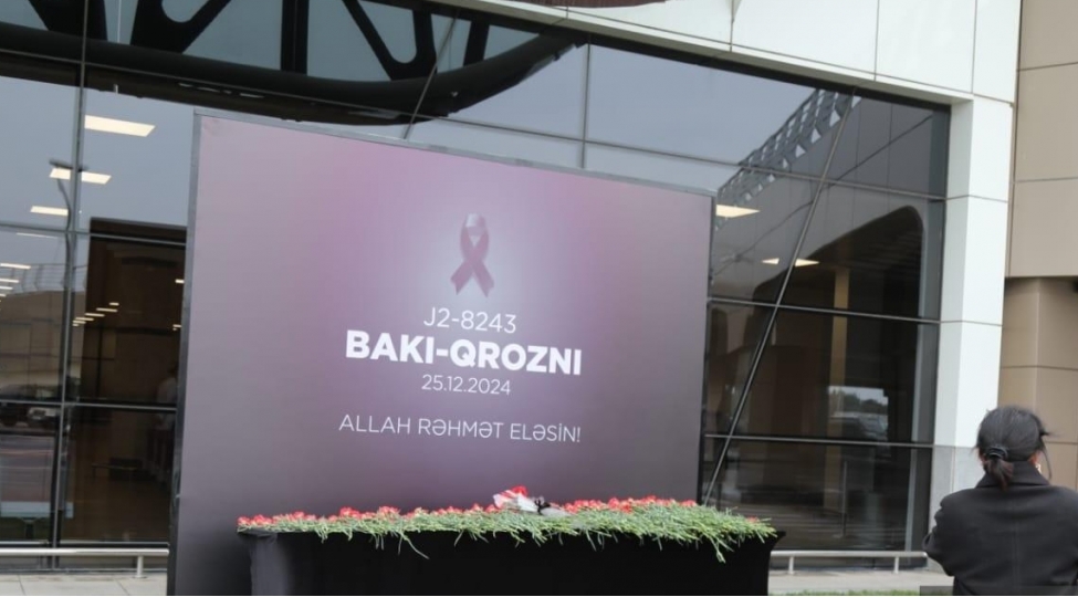 baki-aeroportunda-aviaqeza-qurbanlarinin-xatiresini-yad-etmek-uchun-stend-yaradilib