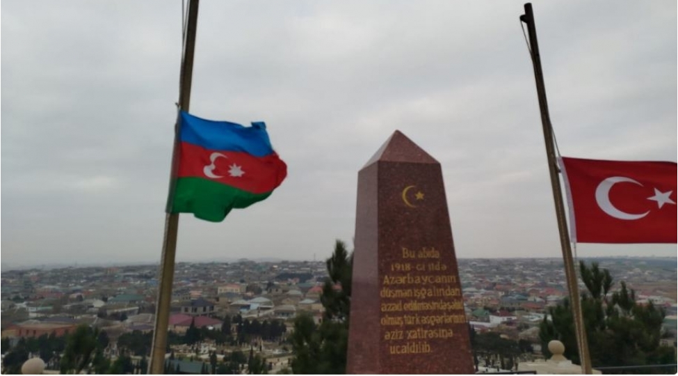 matem-gunu-ile-bagli-turkiyenin-azerbaycandaki-sefirliyinde-bayraqlar-endirilib