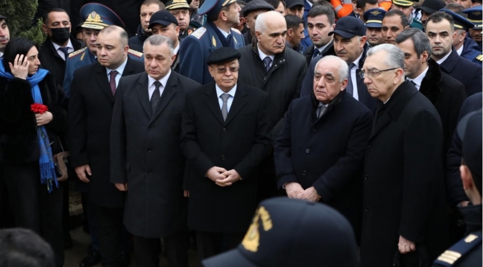 teyyare-qezasinda-helak-olan-ekipaj-uzvlerinin-defn-merasimi-bashlayib