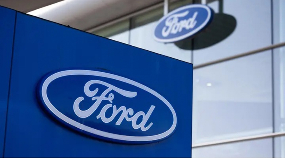 ford-420-min-avtomobili-geri-chagirir