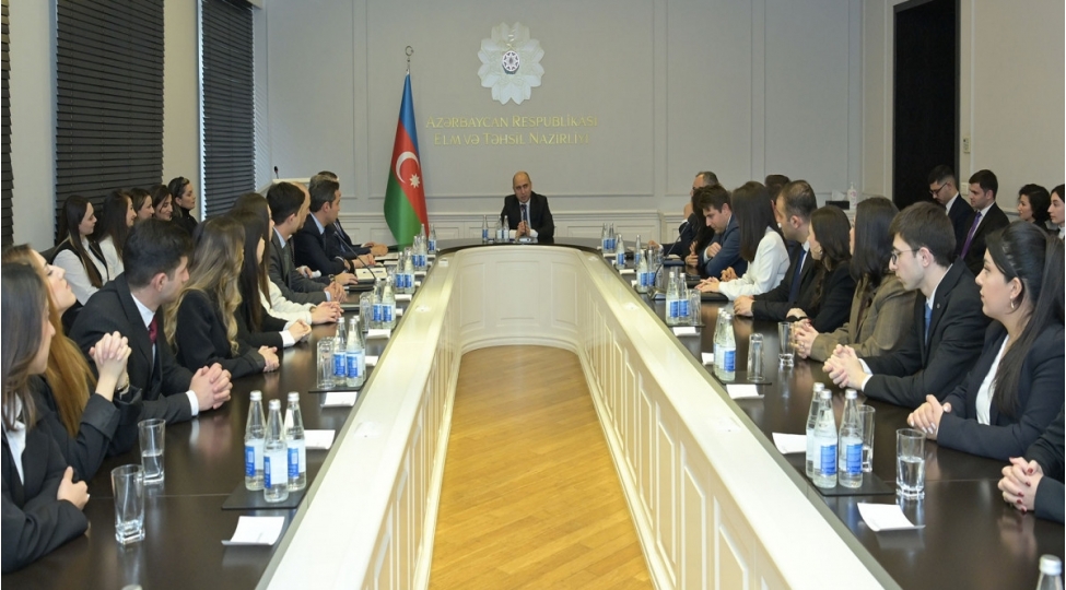 emin-emrullayev-maarifchi-telebe-mezun-tecrube-proqraminin-ishtirakchilari-ile-gorushub