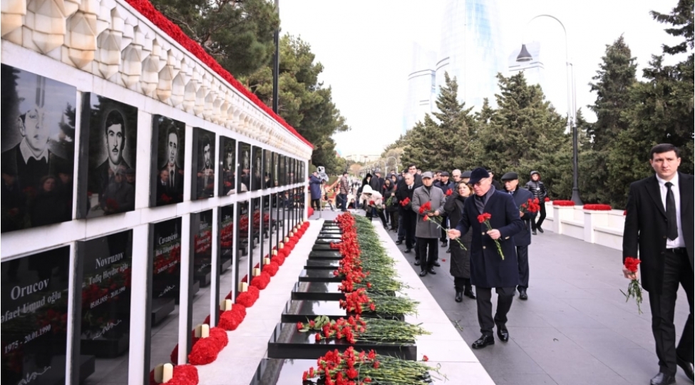 konstitusiya-mehkemesinin-kollektivi-shehidler-xiyabanini-ziyaret-edib