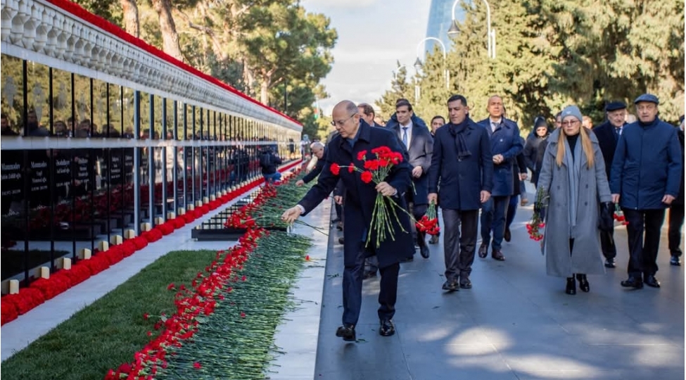 energetika-nazirliyinin-kollektivi-shehidler-xiyabanini-ziyaret-edib