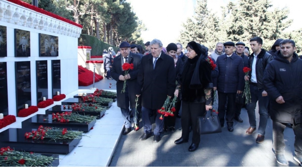 amea-nin-kollektivi-shehidler-xiyabanini-ziyaret-edib