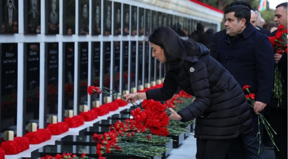 ombudsman-sebine-eliyeva-ve-aparatin-kollektivi-shehidler-xiyabanini-ziyaret-edib