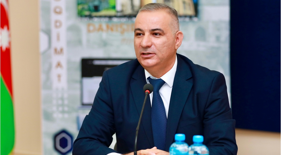 makronu-bu-qeder-qiciqlandiran-ve-esebleshdiren-sebeb-nedir-ekspert-achiqlayir