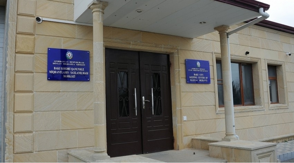 qanunsuz-miqrantlarin-saxlanilmasi-merkezlerindeki-shexslerin-azad-edilmesi-qaydalari-mueyyenleshib