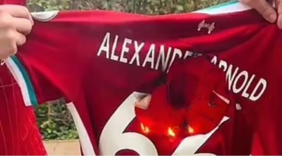 liverpul-azarkeshleri-onun-formasini-yandirir