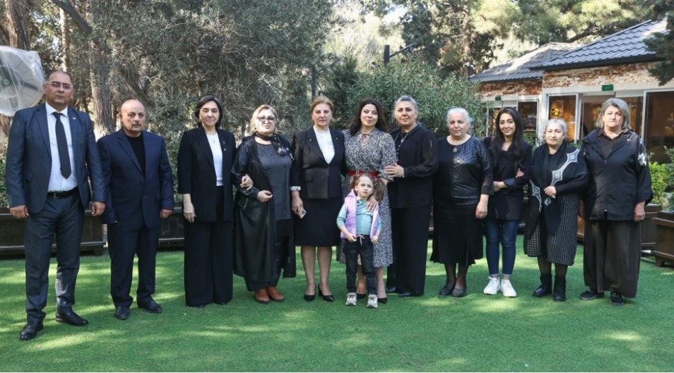 sumqayitin-deputati-ramazan-bayramini-shehid-aileleri-ile-birge-kechirdi
