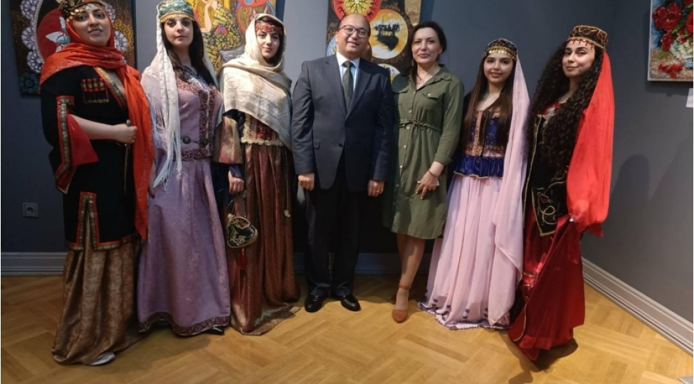 gullu-chichekli-bahar-naxishli-novruz