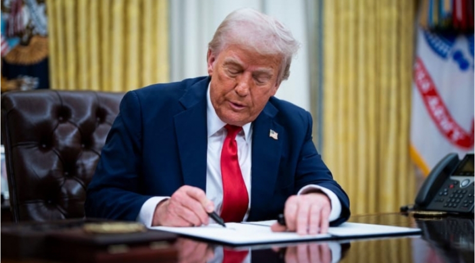 donald-tramp-907-ci-duzelishin-icrasinin-dayandirilmasi-haqqinda-sened-imzalayacaq