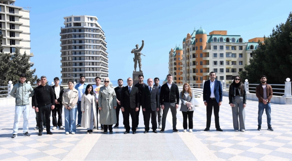 sumqayitda-aprel-doyushlerinin-qehremanlarinin-xatiresi-shehidler-xiyabaninda-yad-edilib