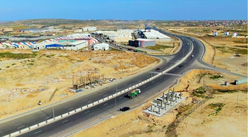 boyukshor-pirshagi-avtomobil-yolunda-yerustu-piyada-kechidleri-insha-edilir