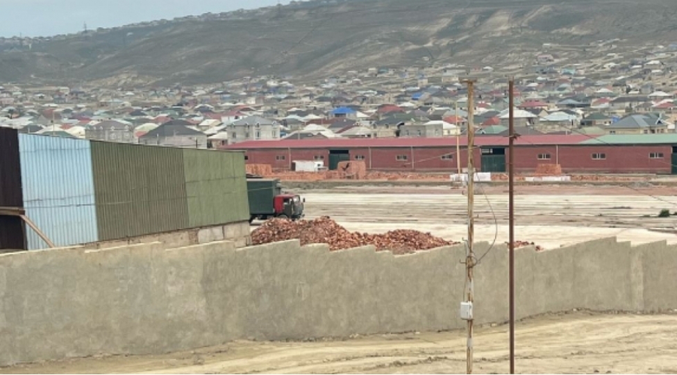 qobu-kendindeki-kerpic-zavodundan-atmosfere-tullantilarin-atilmasi-ile-bagli-shikayet-arashdirilib