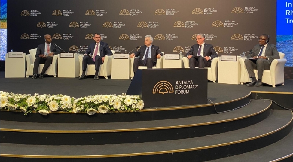 antalyada-yeni-dovrde-iqlim-diplomatiyasi-ve-enerji-tehlukesizliyi-movzusu-muzakire-edilib