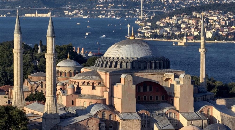 ayasofya-mescidinin-gunbezinde-esasli-berpa-ishlerine-bashlanilib