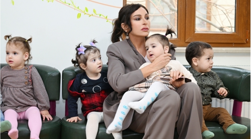 mehriban-eliyeva-qizi-ile-korpeler-evinde