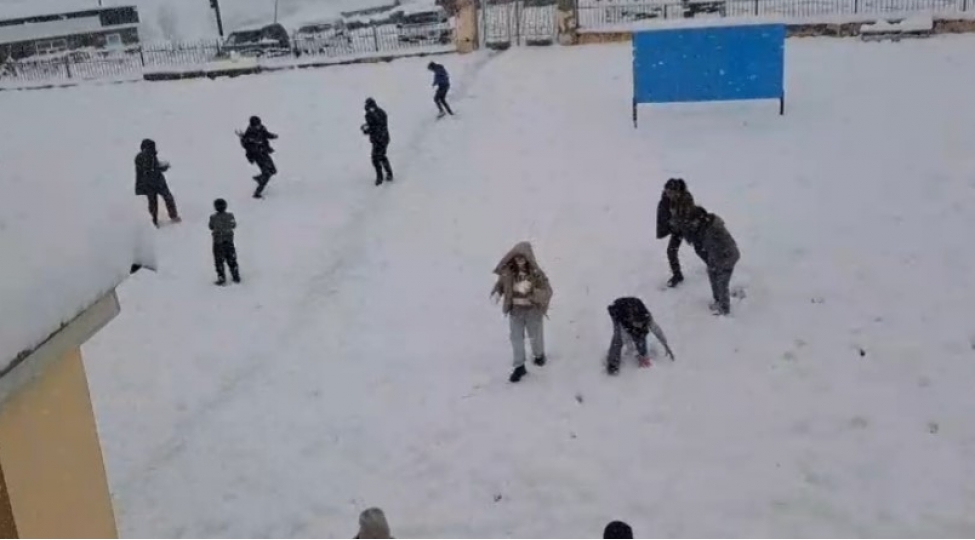 qubanin-xinaliq-kendinde-yaz-qari-ushaqlar-uchun-sevince-boyukler-uchun-qaygilarla-chevrilib-video