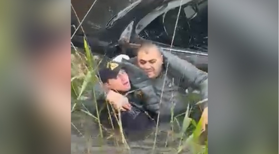 polis-suya-dushen-surucunu-bele-xilas-etdi-video