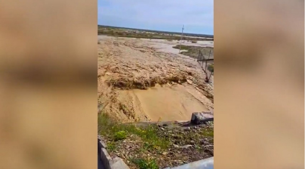 odenishli-avtomobil-yolunda-sel-sularinin-yaratdigi-fesadlar-aradan-qaldirilir-video
