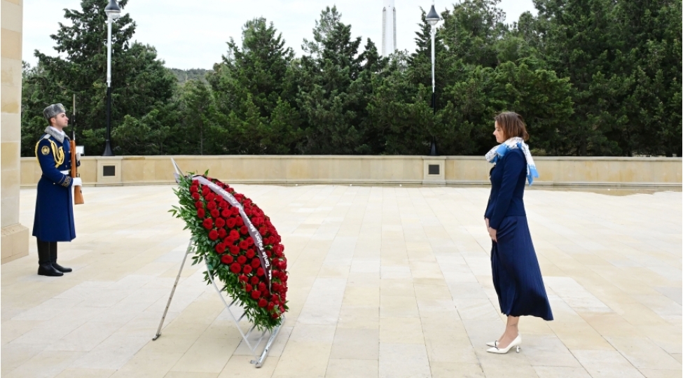 sloveniya-bash-nazirinin-muavini-bakida-shehidlerin-xiyabanini-ve-mehdi-huseynzadenin-abidesini-ziyaret-edib