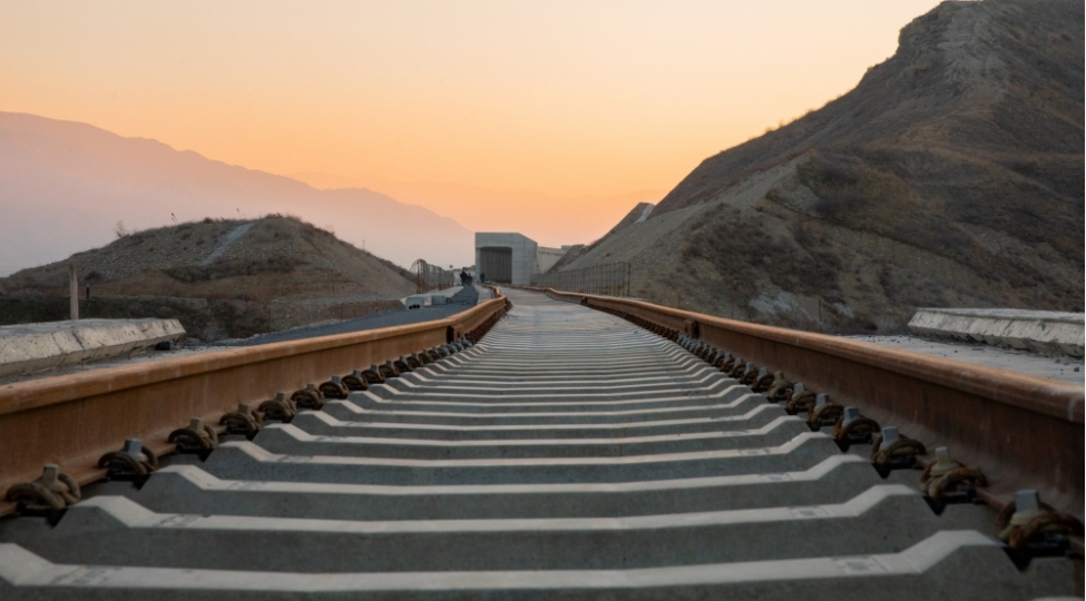 ady-bash-elet-stansiyasinda-yollarin-yenilenmesini-davam-etdirir