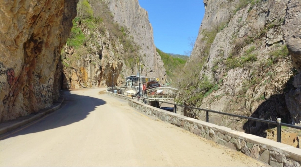 qubada-tenge-deresi-adlanan-erazide-yol-achilib
