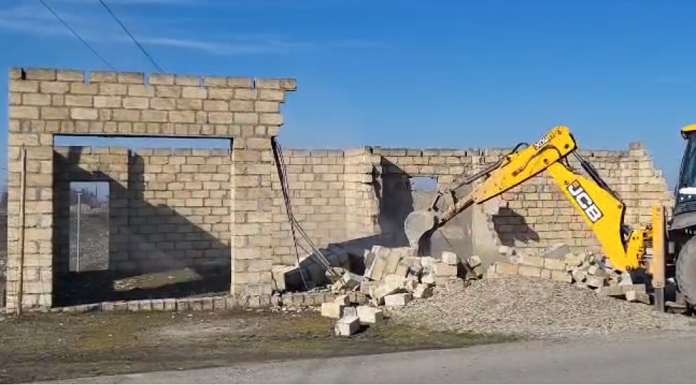 fhn-terefinden-daha-bir-qanunsuz-tikili-sokulub-fotovideo