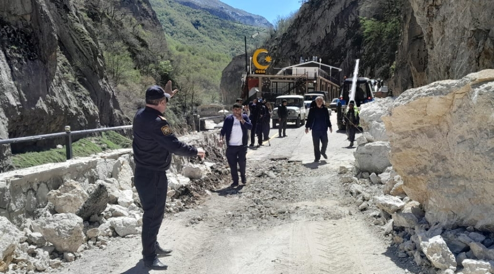 qaya-uchqununa-gore-baglanan-quba-qonaqkend-yolu-achilib