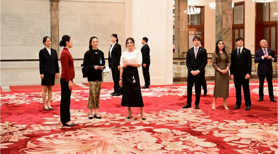 azerbaycanin-birinci-xanimi-mehriban-eliyeva-qizi-leyla-eliyeva-ve-diger-aile-uzvleri-pekinde-boyuk-xalq-sarayi-ile-tanish-olublar