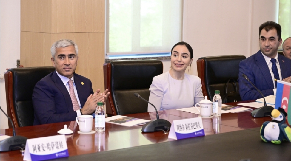 leyla-eliyeva-pekin-xarici-diller-universitetinde-telebelerle-gorushub
