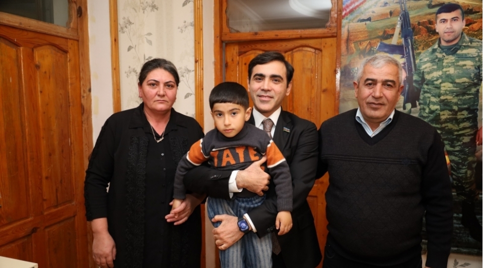 anar-memmedov-shehidin-ailesini-ziyaret-edib