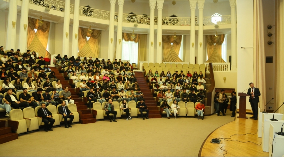 azexport-portali-aztu-da-beynelxalq-elektron-ticaret-platformalari-ve-reqemsal-dunyada-satish-movzusunda-gorush-kechirib