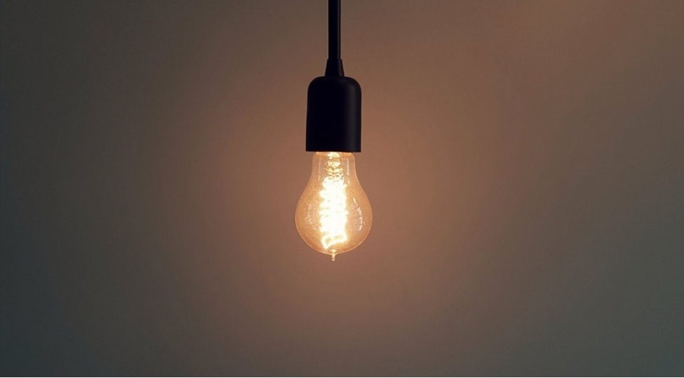 azerbaycanda-elektrik-kozerme-lampalari-ile-bagli-qadaga-quvveye-minib