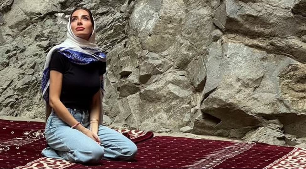 arzu-eliyeva-eshabi-kehf-ziyaretgahinda-olub