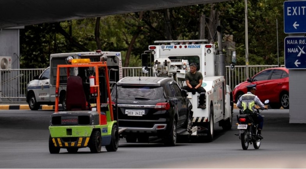 filippinde-avtomobil-aeroportun-girishine-chirpilib-olenler-var