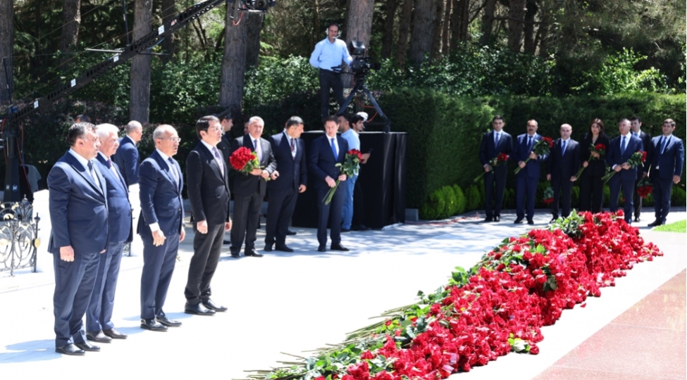 iqtisadiyyat-nazirliyinin-rehberliyi-ulu-onder-heyder-eliyevin-eziz-xatiresini-yad-edib