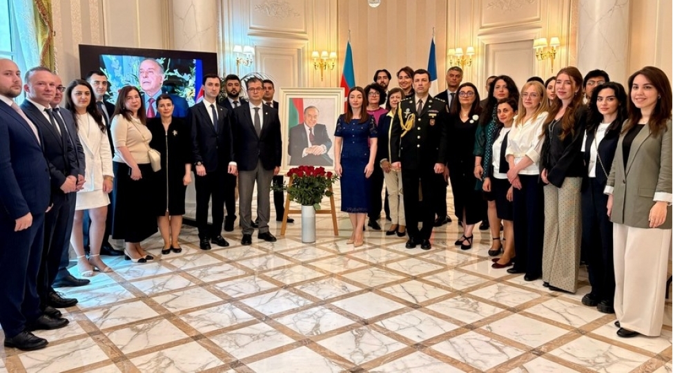 azerbaycanin-fransadaki-sefirliyi-heyder-eliyevin-dogum-gunu-munasibetile-tedbir-kechirib