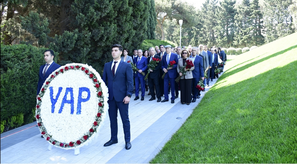 yeni-azerbaycan-partiyasinin-numayendeleri-ulu-onder-heyder-eliyevin-xatiresini-yad-edibler-foto-2