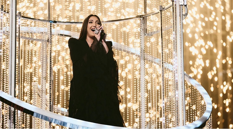 avroviziyanin-israilden-olan-ifachisinin-uzerine-boya-atmaga-cehd-gosteribler