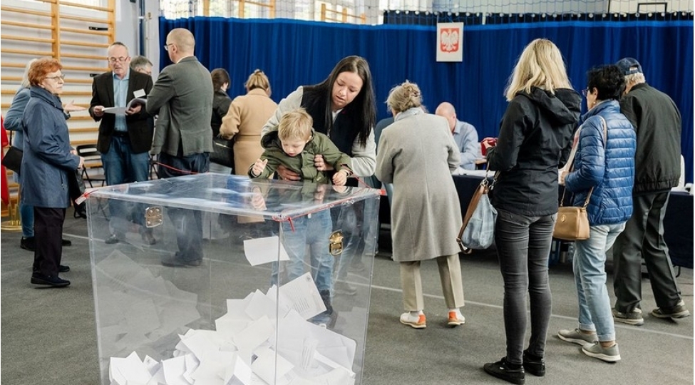 polshada-prezident-sechkilerinde-sechici-fealligi-50-i-otub