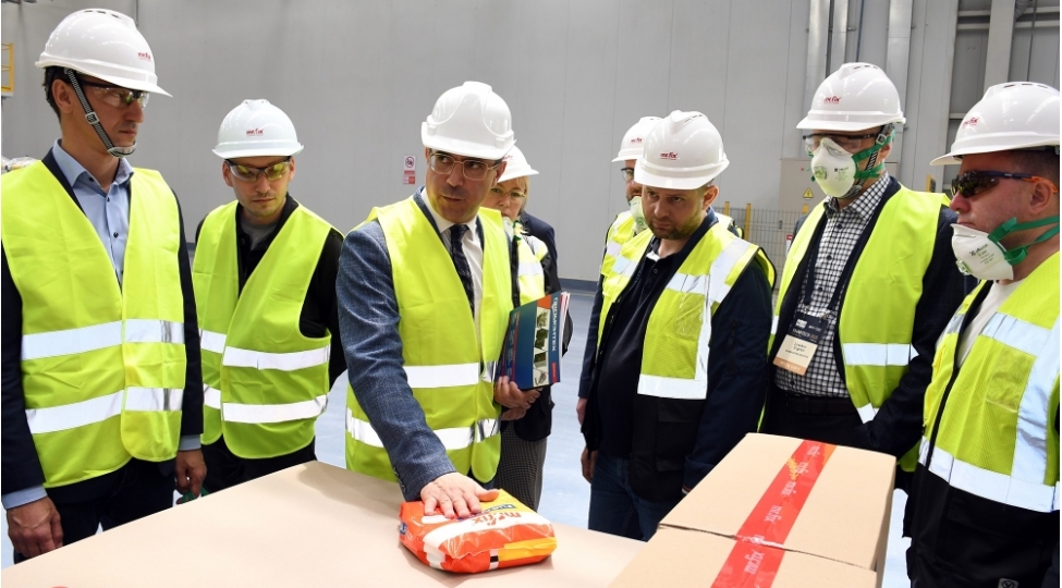 rusiyali-ish-adamlari-senaye-zonalarinin-fealiyyetleri-barede-melumatlandirilib-foto