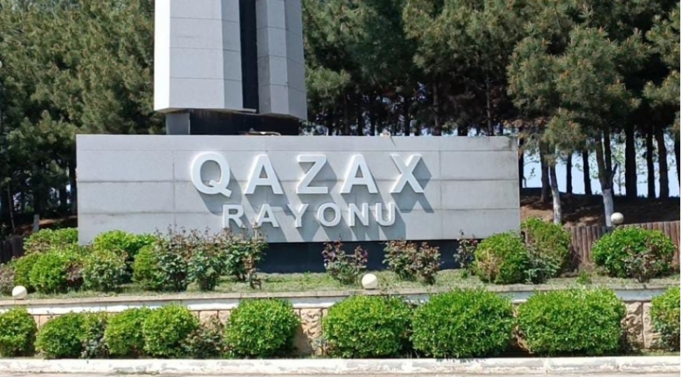 qazaxda-iki-avtomobil-toqqushub-bir-nefer-xesaret-alib